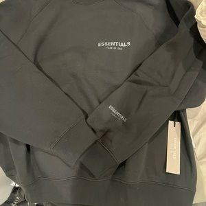 Fear of God Essentials Winter 21 drop. Crew neck black size medium.